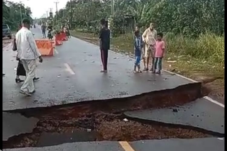 Jalan menuju pulau penyangga di Kelurahan Rempang, Kecamatan Galang, Batam, Kepulauan Riau (Kepri) amblas sedalam lebih kurang dua meter akibat hujan seharian yang terjadi sejak Selasa (28/2/2023) dini hari kemarin hingga hari ini, Kamis (2/3/2023).