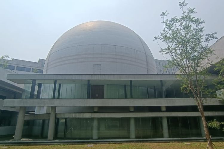 Kondisi gedung Planetarium dan Observatorium atau POJ yang terletak di kawasan Taman Ismail Marzuki, Sabtu (2/9/2023). Gedung yang merupakan tempat untuk mengamati benda-benda langit itu masih ditutup karena revitalisasi.