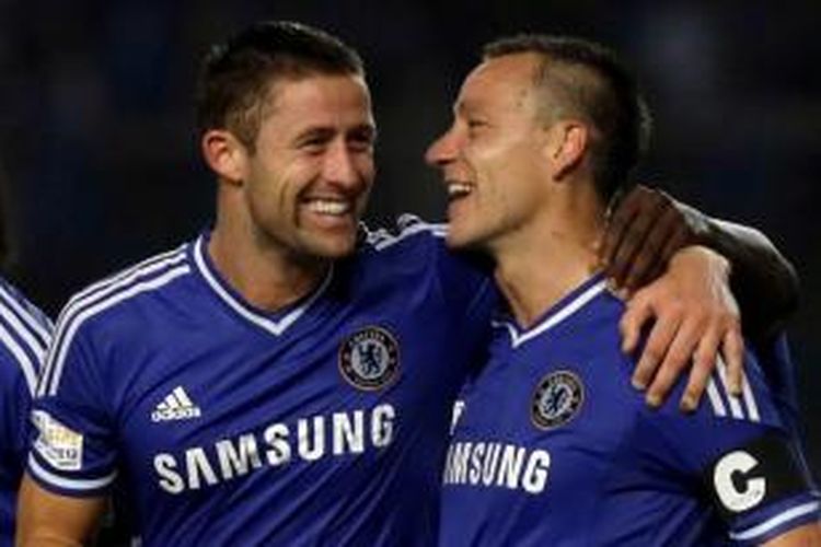 Pemain Chelsea, John Terry, berselebrasi dengan Gary Cahill usai membobol gawang Indonesia All Stars dalam laga persahabatan di Stadion Utama Gelora Bung Karno, Jakarta, 25 juli 2013. Chelsea menang 8-1.