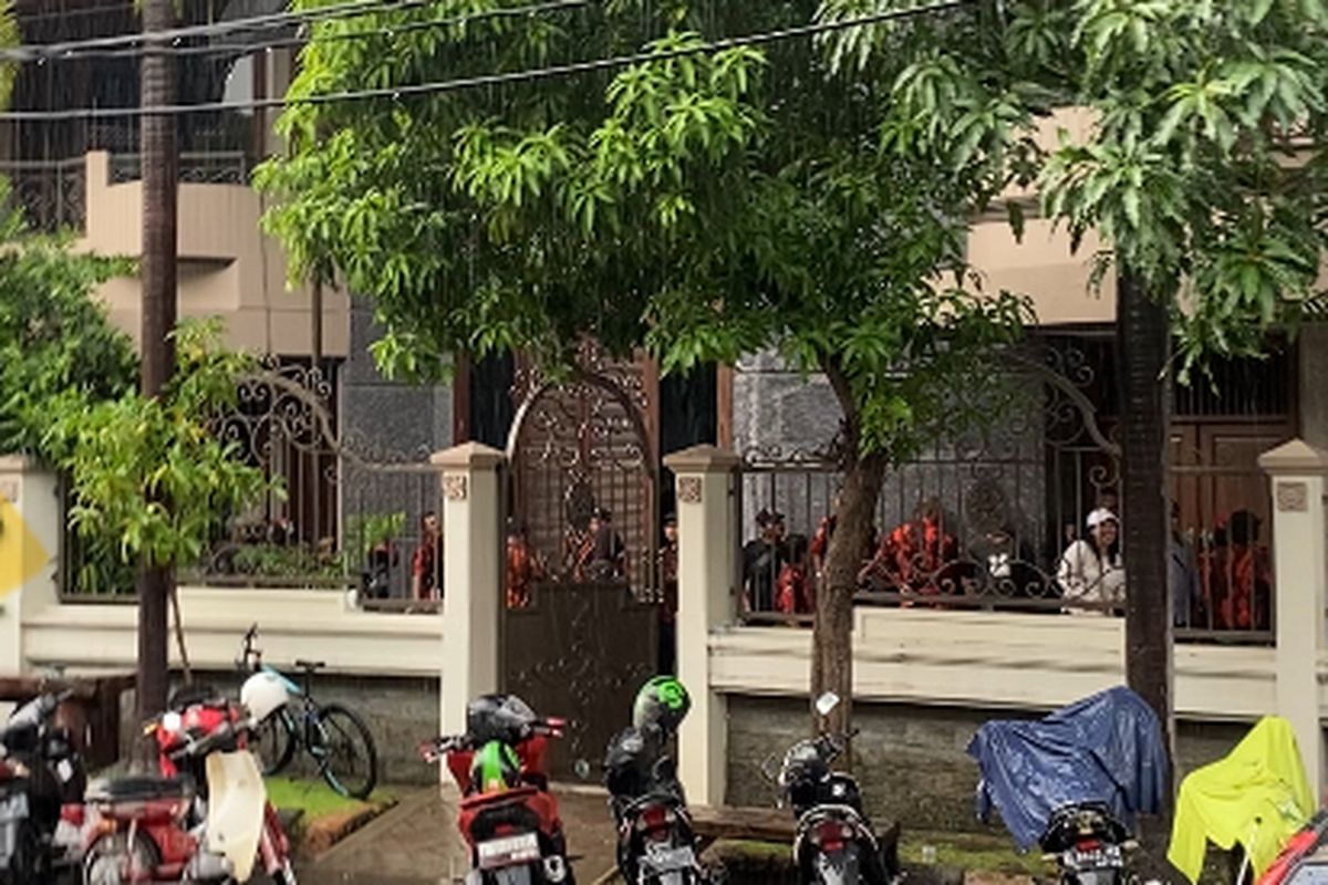 Rumah La Nyalla saat digeledah KPK, Senin (14/4/2025).