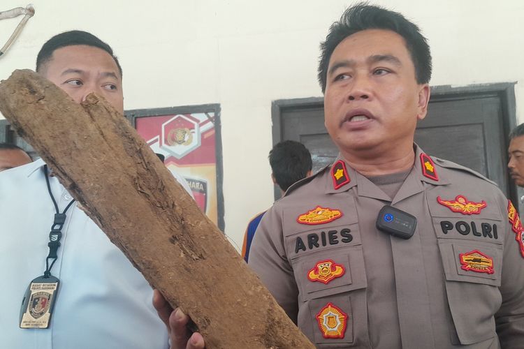 Kapolsek Cikampek Kompol Aries Riyanto (kanan) dan Kasat Reskrim Polres Karawang AKP Arief Bastomy (kiri) menunjukkan barang bukti kasus pengeroyokan di Mapolsek Cikampek, Senin (4/9/2023).