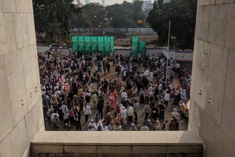 Jamaah yang Menunaikan Ibadah Shalat Id di Halaman Masjid Karena Tidak Kebagian Tempat di Dalam Masjid Istiqlal, Minggu (11/8/2019)