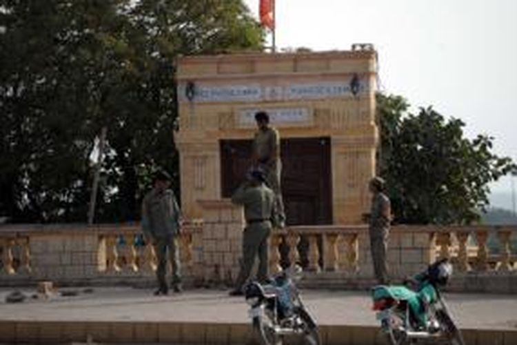 Para petugas pemerintah kota Karachi, Pakistan berdiri di depan kuil Hindu Ratneshwar Mahadev yang berusia 150 tahun. Umat Hindu Karachi meminta pemeritah menunda pekerjaan pembuatan 