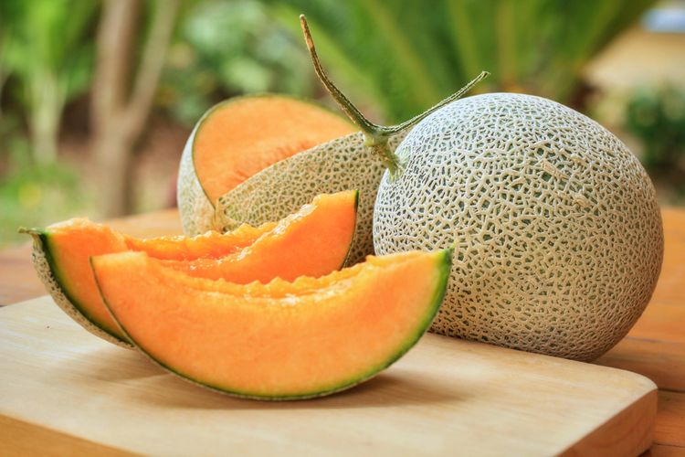 Melon jepang dijual dengan harga tinggi, mencapai jutaan rupiah per buahnya. Ada alasan di balik mahalnya harga buah ini.
