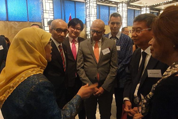 Presiden Singapura Halimah Yacob tengah berbincang dengan Chairman Jababeka Group SD Darmono dalam sebuah pertemuan yang diprakarsai Kedutaan Besar Singapura di Shangri-La Hotel Jakarta, Selasa (4/1/2020).