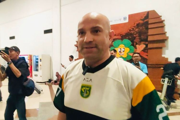 Pelatih baru Persebaya Surabaya Bernardo Tavares saat baru mendarat di Bandara International Juanda, Jawa Timur, Minggu (4/1/2026) malam.