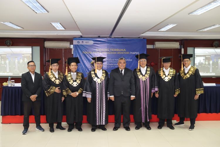 Totok Mindarto Oktaruna menjadi doktor pertama prodi Doktor Ilmu Manajemen Sekolah Pascasarjana Universitas Terbuka.