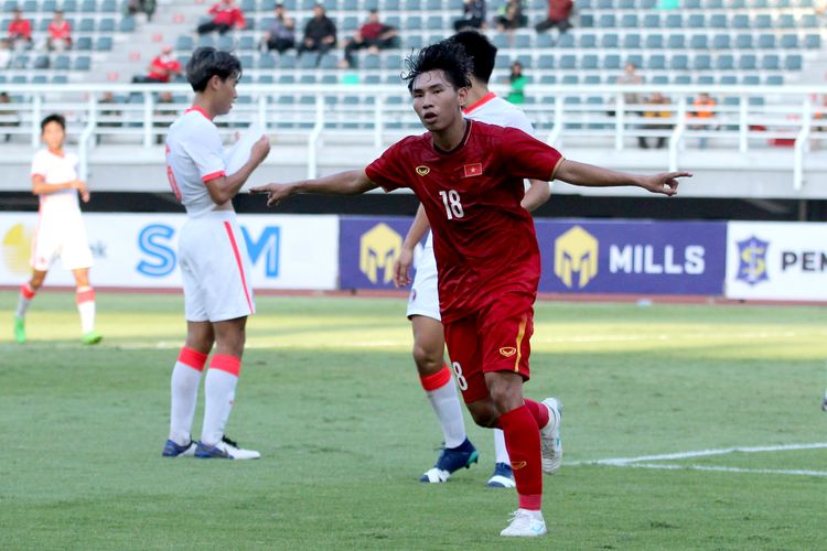 Pemain Vietnam Dinh Xuan Tien selebrasi seusai mencetak gol ke gawang Hongkong saat pertandingan Kualifikasi Piala Asia U20 2023 yang berakhir dengen skor 5-1 di Stadion Gelora Bung Tomo Surabaya, Rabu (14/9/2022) sore.