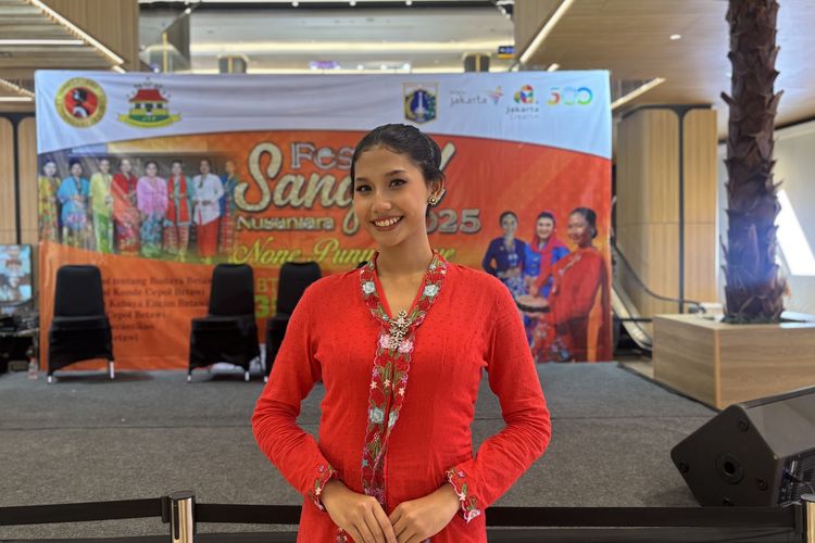 Wakil 2 None Jakarta Barat 2022, Sherly Amanda Aprilia Putri dalam acara Festival Sanggul Nusantara 2025 di The Park Pejaten, Jakarta Selatan, Sabtu (13/12/2025).