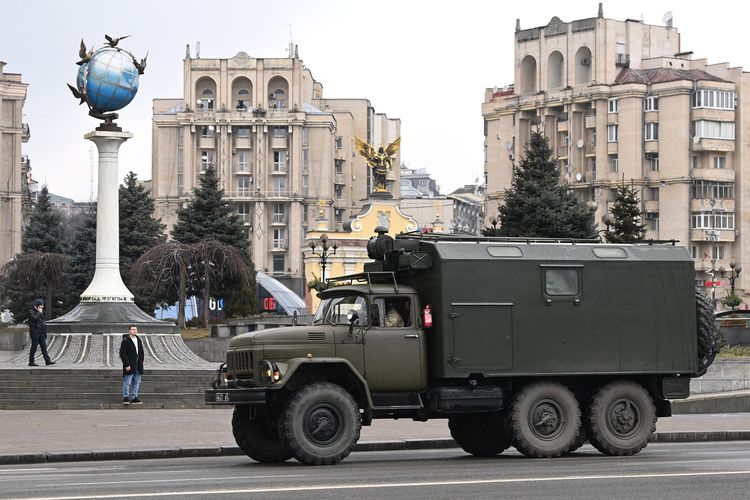 Sebuah kendaraan kargo militer melaju di tengah kota Kiev, Ukraina, Kamis (24/2/2022). Sirene serangan udara berdengung di Kiev setelah perang Rusia vs Ukraina terjadi.