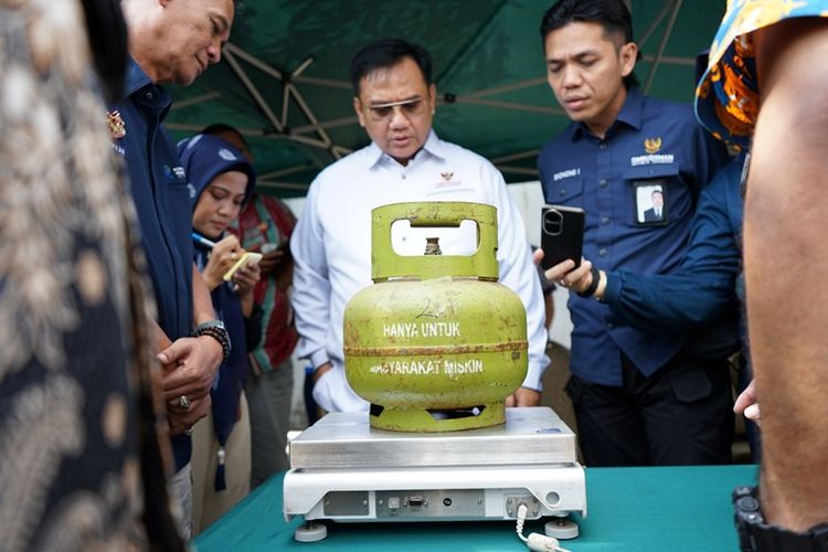 Pimpinan Ombudsman RI sedang mengecek timbangan liquified petroleum gas (LPG) 3 kilogram (kg) di Pangkalan LPG 3 Kg di wilayah Yogyakarta, Jumat (21/7/2024). 