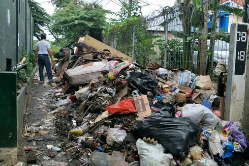 Sampah Menumpuk Pascabanjir di Kosambi, Warga Minta Pemerintah Angkut