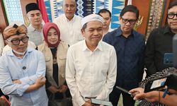 Dedi Mulyadi Pangkas Dana Hibah Ponpes, tapi 1.800 Santri Jabar Dapat Beasiswa Rp10 Miliar