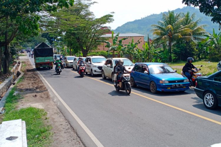 Antrian kendaraan dari arah Bandung ke Tasik di Limbangan dengan titik kemacetan di Pasar Limbangan, Kamis (19/04/2023) siang sekitar pukul 12.30
