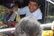 Usai Kunjungi Bendungan Raknamo, Jokowi Bagi-bagi Buku dan Kaus