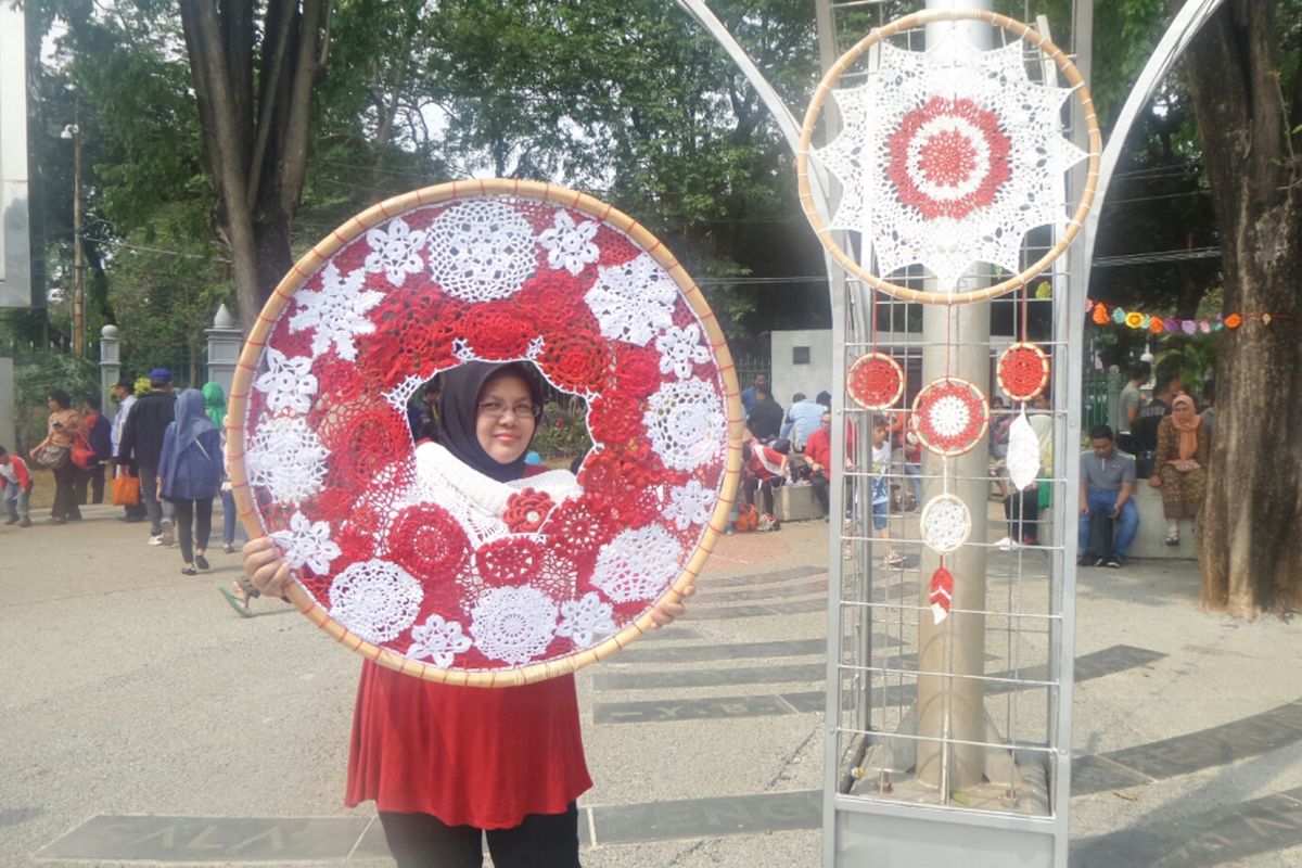 Anggota komunitas Rajut Kejut sedang berpose dengan hasil rajutan di Taman Pandang Istana, Kamis (17/8/2017). 