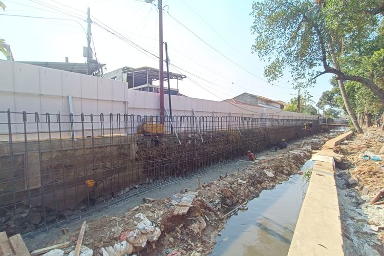 Perbaikan turap Kali Baru di Kelurahan Tengah, Kecamatan Kramatjati, Jakarta Timur, sudah berlangsung sejak 30 September 2023, Selasa (10/10/2023).