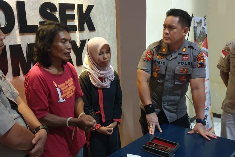 Foto Dokumentasi Polsek Bumiayu: Kapolsek Bumiayu AKP Adiel Aristo saat menginterogasi pasutri yang diduga melakukan pencabulan kepada salah satu siswi, di Mapolsek Bumiayu, Senin (17/2/2020)