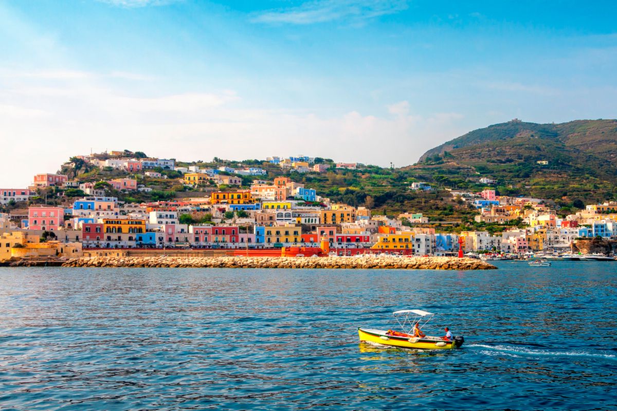 Pemandangan pelabuhan di Ponza, Lazio, Italia.
