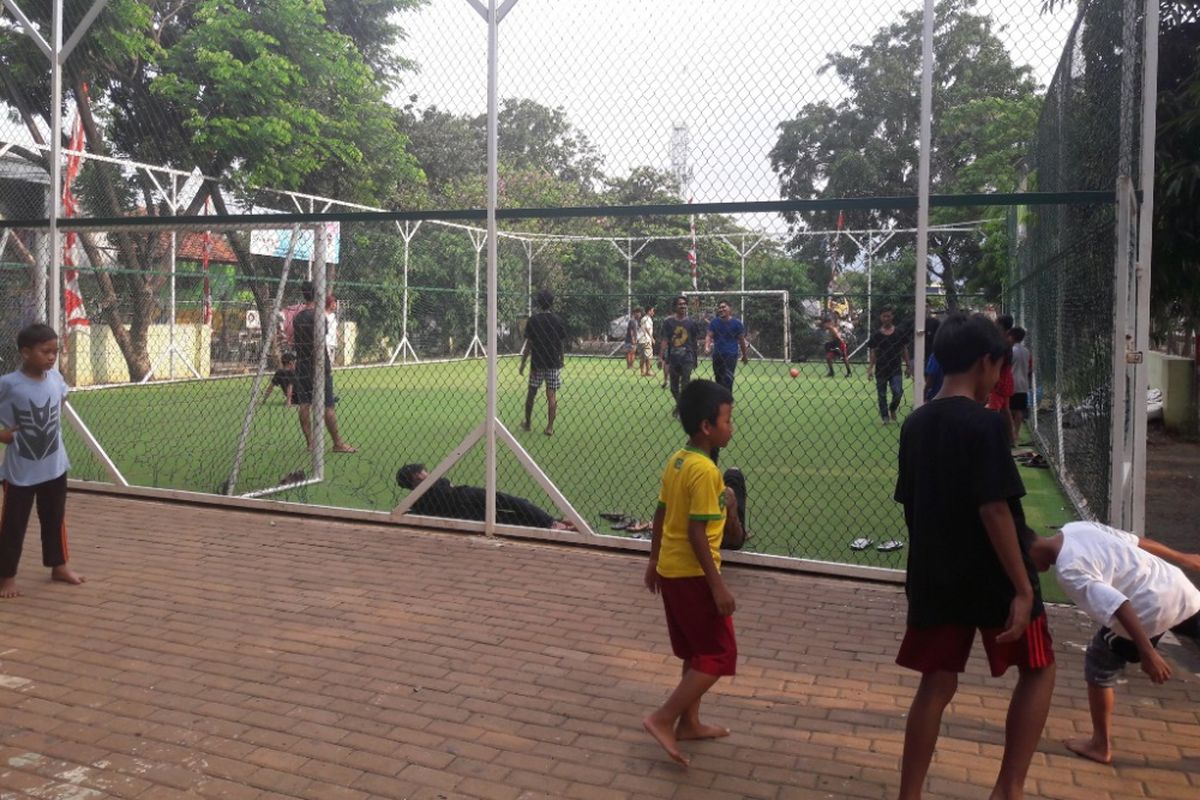 Sejumlah anak bermain bola di RPTRA Rawabadak Utara, Jakarta Utara, Selasa (6/3/2018).