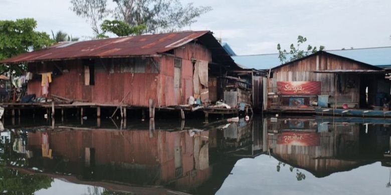 Permukiman penduduk di muara Sungai Hanyaan, salah satu sungai yang bermuara di Teluk Youtefa