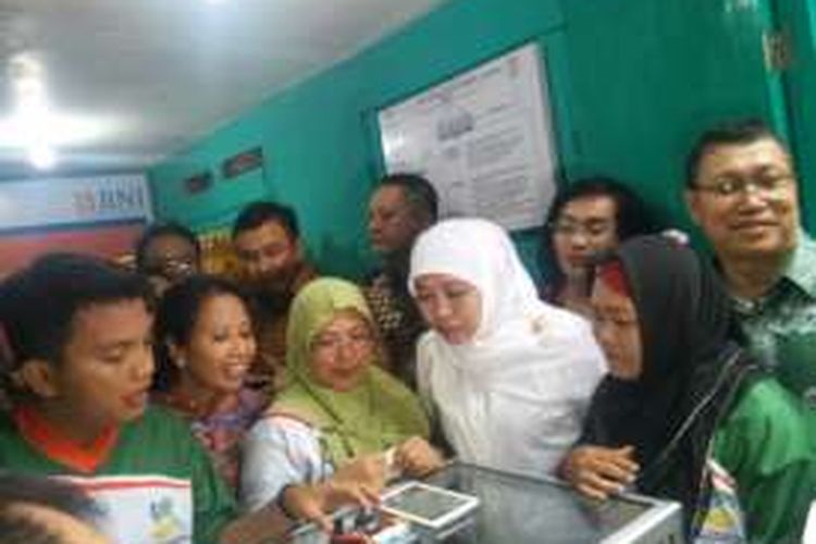 Menteri Sosial, Khofifah Indar Parawansa dan Menteri BUMN, Rini Soemarno sedang melihat proses transaksi jual beli pada salah satu e warung di Sidosermo, Wonocolo, Surabaya, Jawa Timur, Sabtu (6/8/2016). 