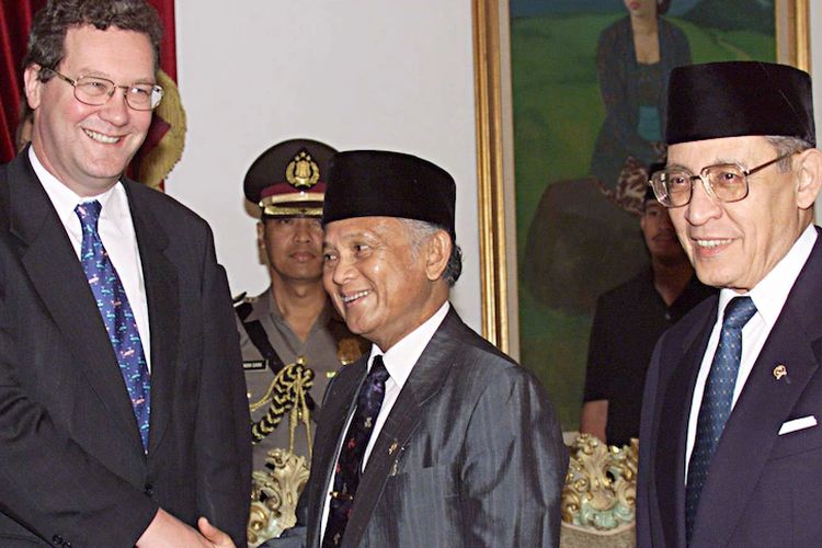 Menteri Luar Negeri Australia ketika itu Alexander Downer bersama dengan Presiden Indonesia BJ Habibie dan Menlu Ali Alatas di Jakarta. 