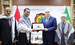 Amran Beri Beasiswa hingga Jaminan Pekerjaan untuk Puluhan Mahasiswa Palestina