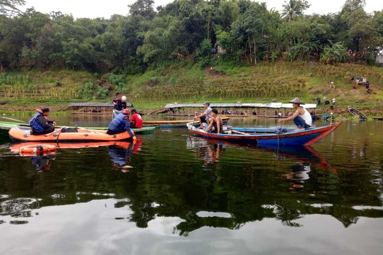 Petugas SAR Gabungan tengah mencari korban tenggelam di Waduk Cirata, Jumat (1/1/2021).