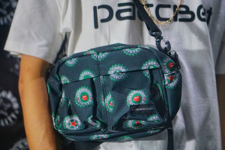 Shoulder bag dari kolaborasi Heineken Light x CMMN di acara Heineken USS Live, di Jakarta (07/04).   