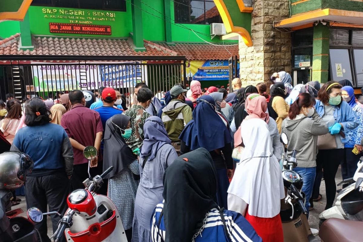 Sejumlah orangtua murid yang mengantar anaknya ke SMP Negeri 1 Kota Bekasi di hari pertama masuk sekolah, Senin (18/7/2022).