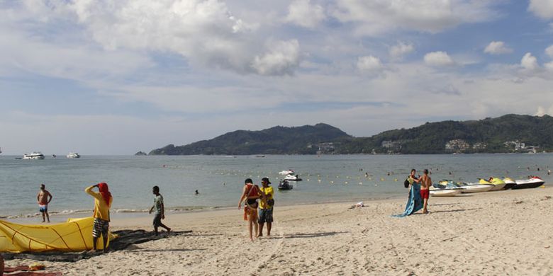 Pantai Patong di Phuket, Thailand, Sabtu (5/12/2015), merupakan destinasi wisata yang selalu diramaikan turis asing untuk berwisata bahari, menikmati sunset, olahraga parasailing, jetski atau berjalan-jalan sepanjang pantai berpasir putih serta menikmati kehidupan malam.