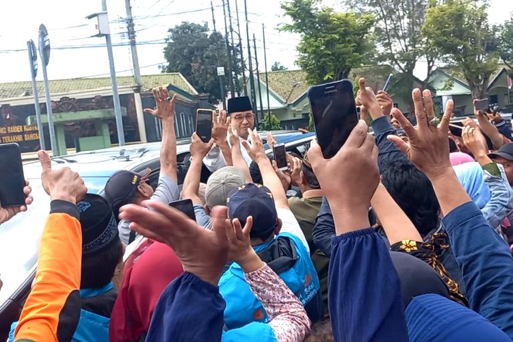 Ratusan warga Kabupaten Purworejo, Jawa Tengah mencegat rombongan calon presiden (Calon) Anies Baswedan di tengah jalan. Saat dicegat saat akan berkunjung ke Kebumen. 