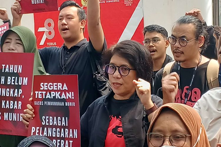 Istri Aktivis HAM Munir Said Talib, Suciwati saat menggelar aksi peringatan 19 tahun pembunuhan Munir di Kantor Komnas HAM, Jakarta Pusat, Kamis (7/9/2023).