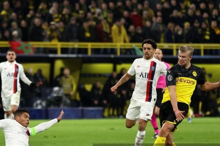 Erling Braud mencetak gol pertama tuan rumah di laga Dortmund vs PSG pada leg pertama babak 16 besar Liga Champions, 19 Februari 2020.