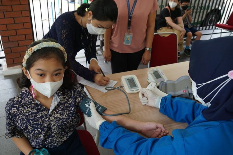 Global Sevilla School Puri Indah menggelar sentra vaksinasi Covid-19 untuk anak pada 20 Desember 2021 bekerja sama dengan Puskesmas Kecamatan Kembangan, Jakarta Barat.
