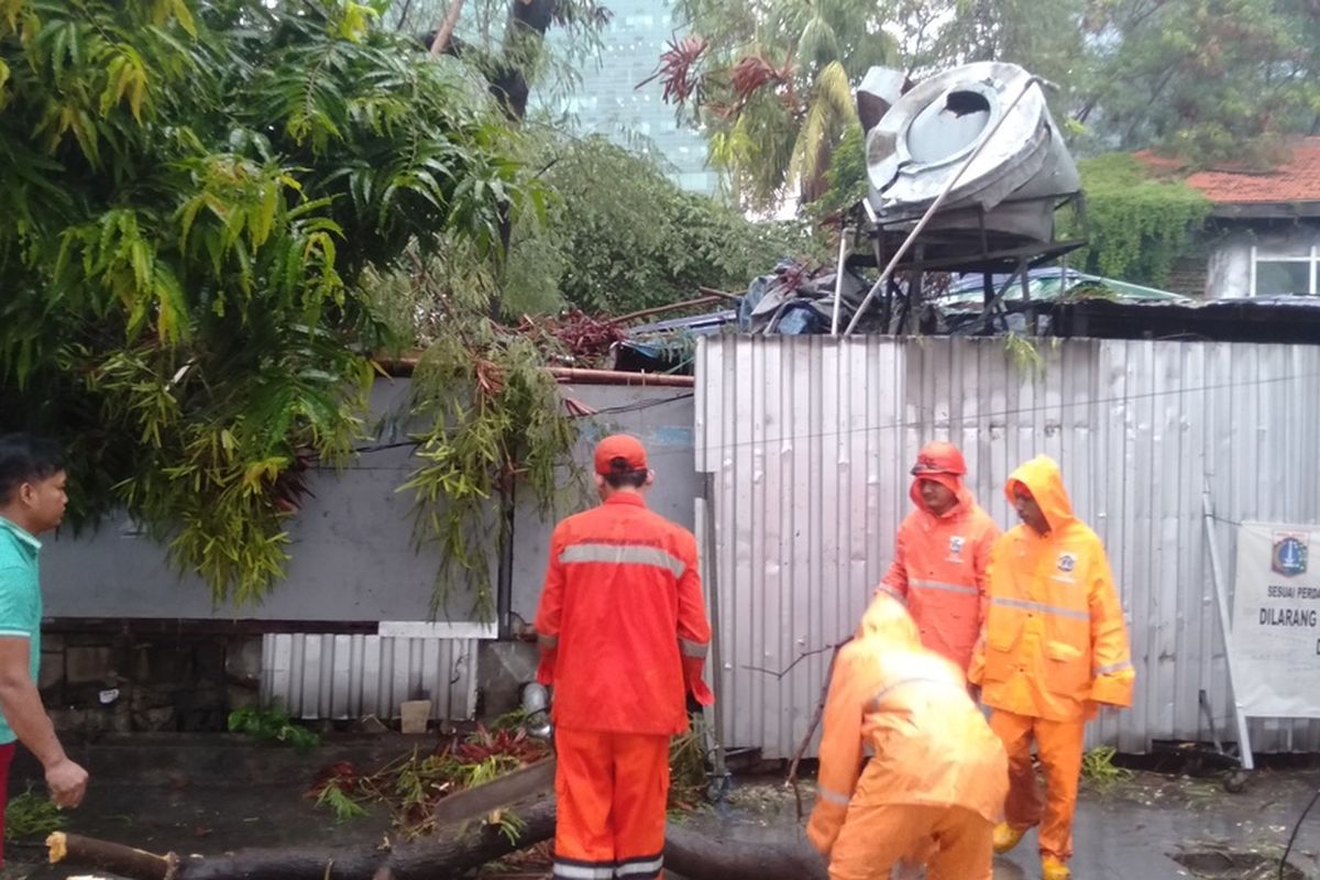 pohon tumbang timpa rumah makan di kawasan Jl Dr Satrio, Jakarta Selatan, Selasa (17/12/2019)
