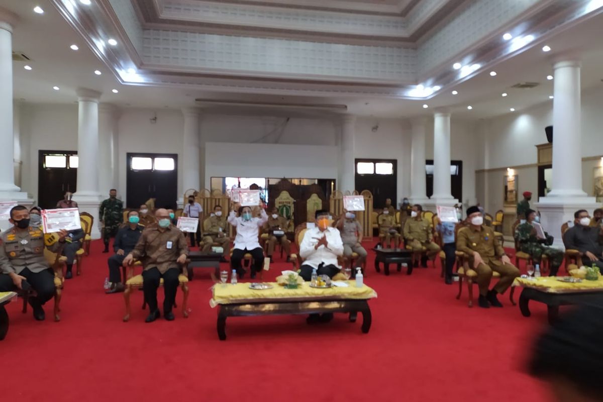 Gubernur Banten, Wahidin Halim beserta jajarannya dalam Penyerahan Daftar Isian Pelaksanaan Anggaran (DIPA) 2021 di Provinsi Banten di Pendopo Gubernur Banten, KP3B Curug, Kota Serang, Senin, (30/11/2020).