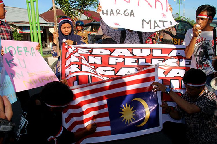 Puluhan mahasiswa di Aceh Barat yang melakukan aksi protes terhadap Malaysia yang mencetak bendera merah putih terbalik di dalam buku SEA Games 2017, Selasa (22/08/17).