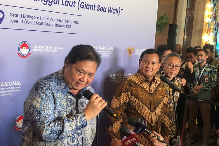 Menteri Koordinator Bidang Perekonomian Airlangga Hartarto dan Menteri Pertahanan Prabowo Subianto memberikan keterangan pers.