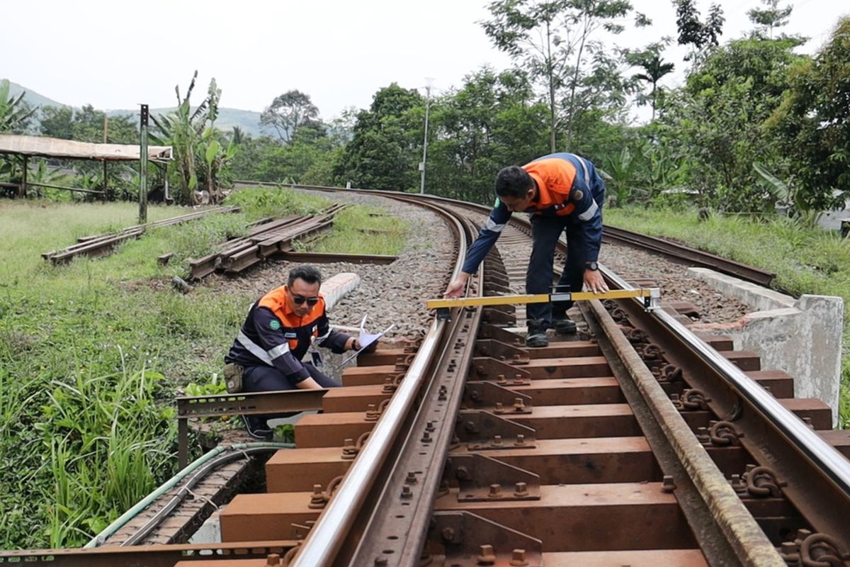 Petugas KAI Daop 2 Bandung lakukan pengecekan pasca gempa M 4.9 yang guncang Pangandaran, Selasa (25/3/2025)