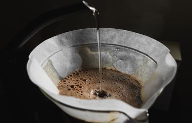 Jika kopi terlalu pahit, bisa jadi Anda menyeduhnya dengan air yang terlalu panas.