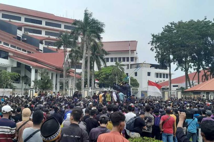 Aksi unjuk rasa atau demo yang dilakukan ribuan warga Melayu, mulai dari Kepulauan Riau (Kepri), Riau, Jambi, Kalimantan Barat maupun sejumlah daerah lainnya yang dilakukan di depan kantor BP Batam berakhir ricuh. Diduga kericuhan ini terjadi dikarenakan permintaan pendemo yang tidak diakomodir oleh pihak BP Batam.