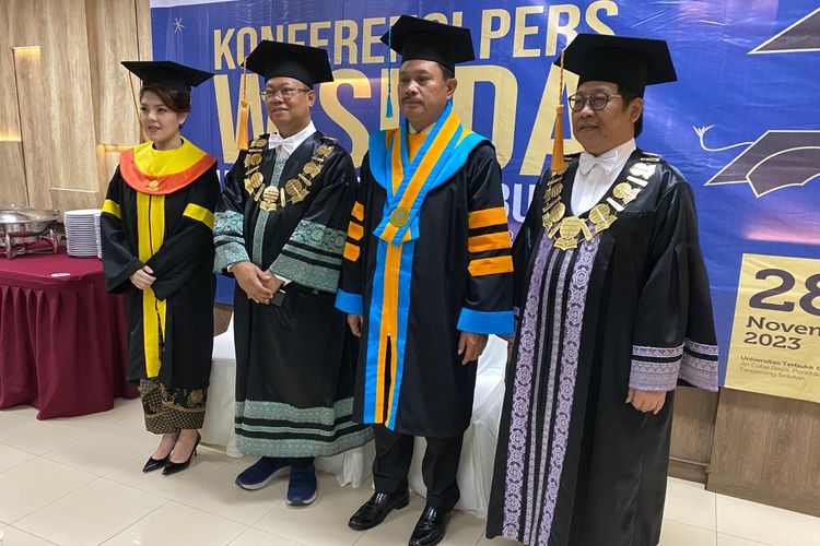 Wali Kota Madiun Maidi (ketiga dari kiri) dan Agustina Hermanto atau Tina Toon (Anggota DPRD DKI) menjadi wisudawan kehormatan UT dalam wisuda tahun 2023 UT (28/11/2023).