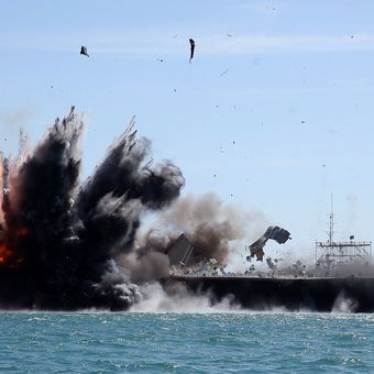 Garda Revolusi Iran menyerang kapal angkatan laut dalam latihan militer di Selat Hormuz, 25 Februari 2015. Ketegangan Amerika Serikat-Iran meningkat, seiring 10 kapal perang AS mengepung Iran pada akhir Januari 2026.