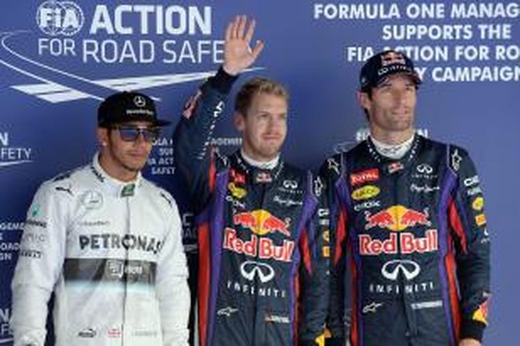 Pebalap Red Bull Racing asal Jerman, Sebastian Vettel (tengah), berpose bersama pebalap Mercedes asal Inggris, Lewis Hamilton (kiri), dan rekan satu timnya, Mark Webber dari Australia, setelah sesi kualifikasi GP Korea yang berlangsung di Sirkuit Korea International di Yeongam, Sabtu (5/10/2013). Vettel mencatat waktu tercepat, disusul Hamilton lalu Webber.