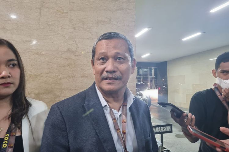 Pengacara Bripka Ricky Rizal, Erman Umar di Lobi Bareskrim Polri, Jakarta, Kamis (8/9/2022).