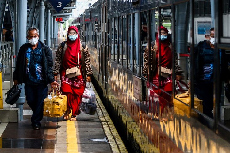 Penumpang bersiap menaiki kereta di Stasiun Pasar Senen, Jakarta, Minggu (18/4/2021). Adanya larangan pemerintah untuk mudik pada tanggal 6 hingga 17 Mei mendatang, membuat sebagian warga memilih mudik lebih awal dan dalam satu pekan terakhir jumlah penumpang di stasiun tersebut berkisar antara 1.000-2.500 penumpang per hari. ANTARA FOTO/Rivan Awal Lingga/aww.