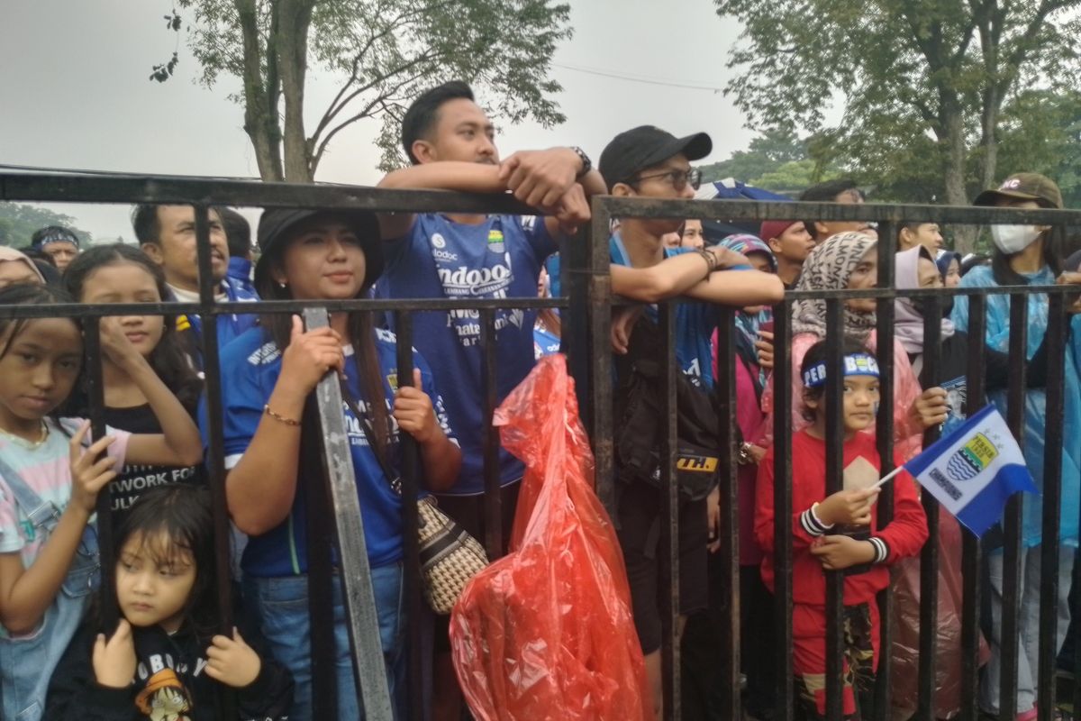 Deby (bertopi hitam) bersama sang suami rela berangkat pagi dari Kabupaten Cirebon demi menuntaskan nazar melihat Persib Bandung di depan Gedung Sate, Kota Bandung, Jawa Barat, Sabtu (1/6/2024).