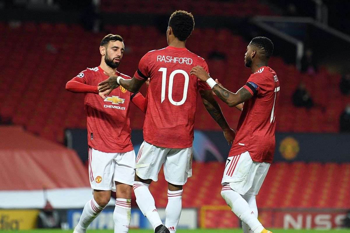 Bruno Fernandes (kiri) dan Marcus Rashford (tengah) saat merayakan gol pada laga Man United vs Istanbul Basaksehir yang termasuk dalam rangkaian matchday keempat Liga Champions di Stadion Old Trafford, Rabu (25/11/2020) dini hari WIB.